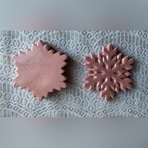 Pink ceramic snowflake box (has flaws) - Picture 5 of 8